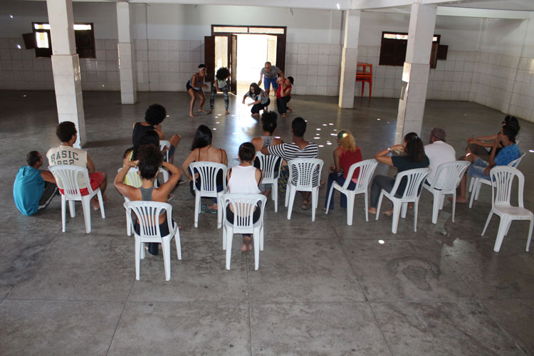 Grupo Galpão realiza oficinas de teatro e planejamento de recursos em Brumado