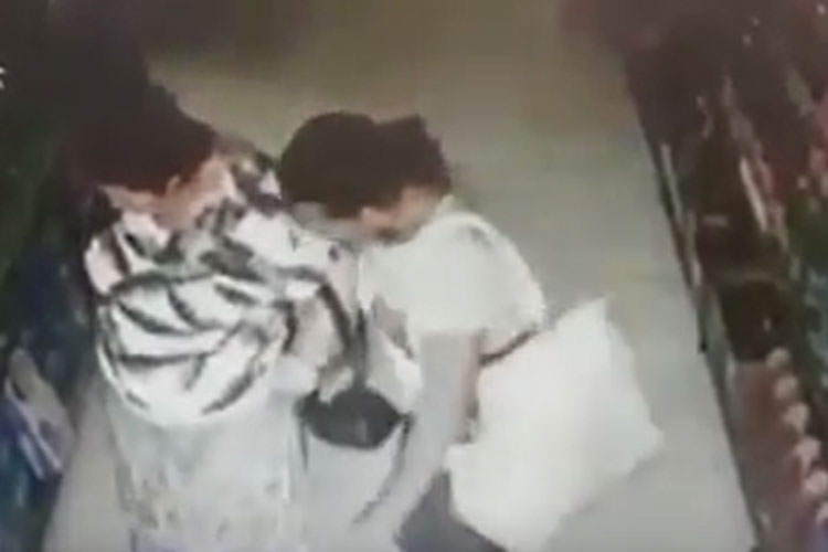 Vídeo mostra mulher furtando R$ 200 de idosa dentro de supermercado em Barra da Estiva