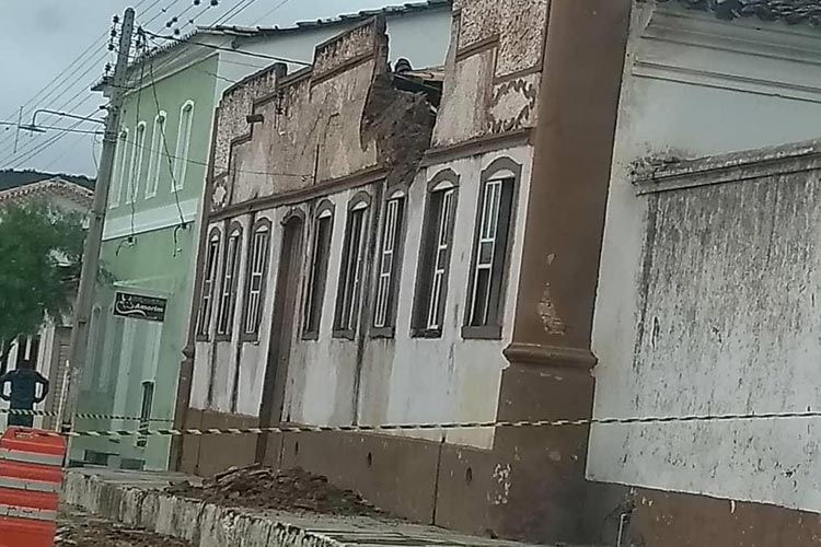 Fachada de casa histórica despenca parcialmente no Centro Histórico de  Rio de Contas