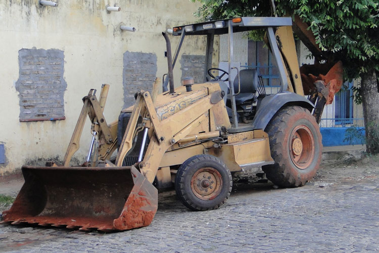 Sem fiscalização, máquinas pesadas circulam livremente nas ruas de Brumado