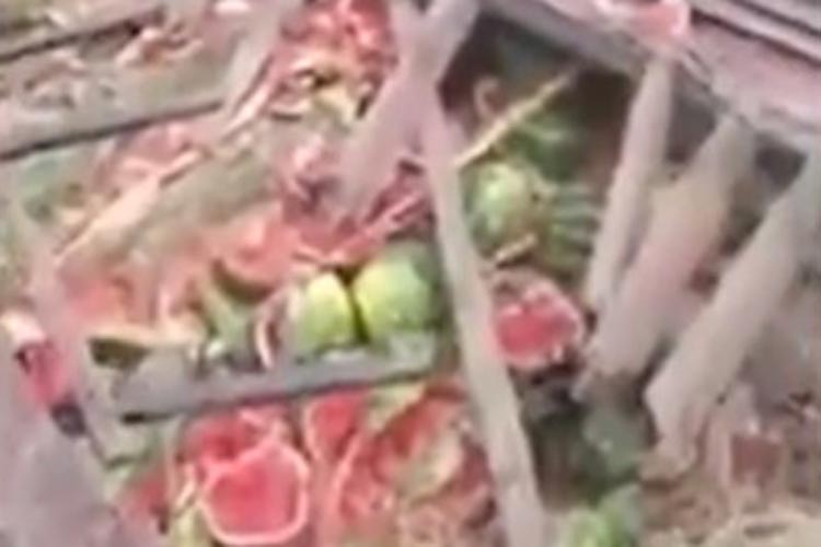 Conquista: Duas pessoas ficam feridas após caminhão que carregava melancias tombar na Serra do Marçal