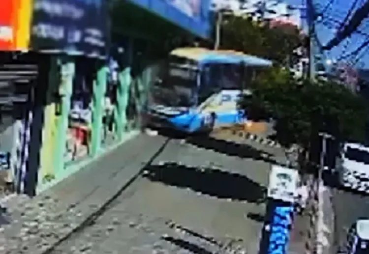 Ônibus desce rua sozinho e atinge loja de produtos rurais em Vitória da Conquista