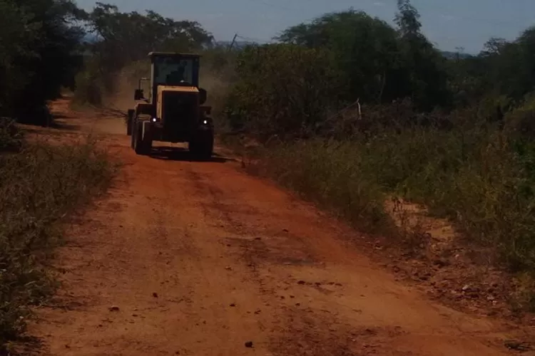 Moradores fazem vaquinha para consertar estrada vicinal em Brumado