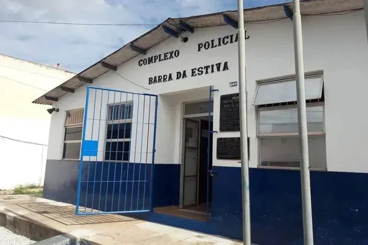 Criança de 11 anos é flagrada dirigindo carro de luxo com o tio no centro de Barra da Estiva