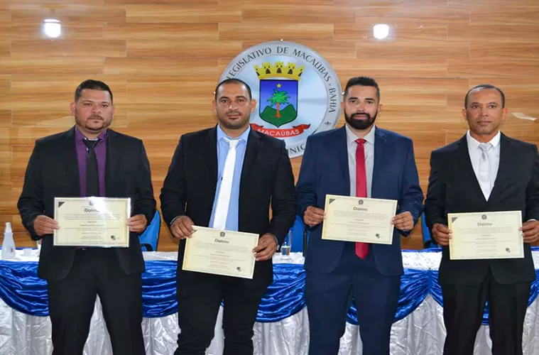 Após cassação por cota de gênero, 4 vereadores tomam posse na Câmara de Macaúbas