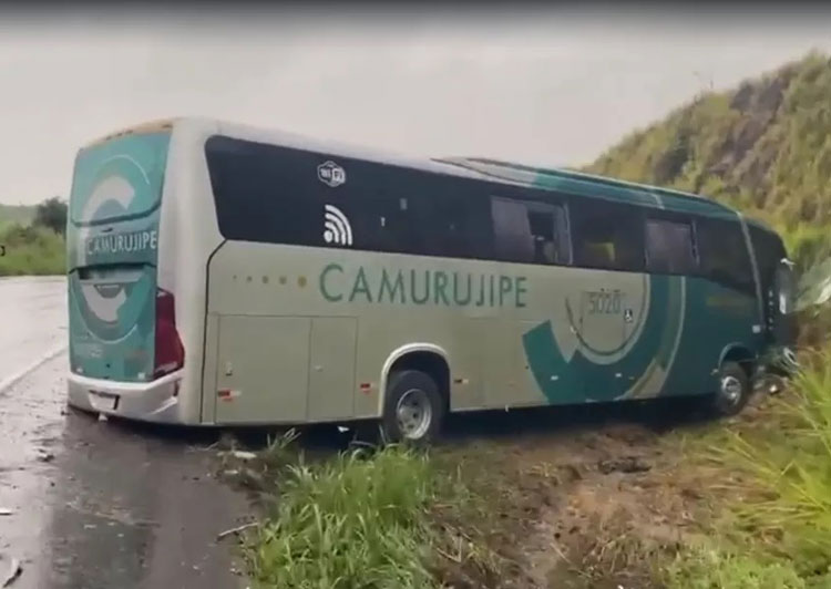 Batida entre ônibus e caminhão deixa quatro feridos na Bahia