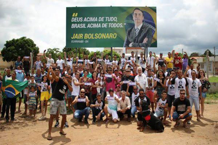 Justiça Eleitoral determina retirada de outdoors de Jair Bolsonaro em Guanambi