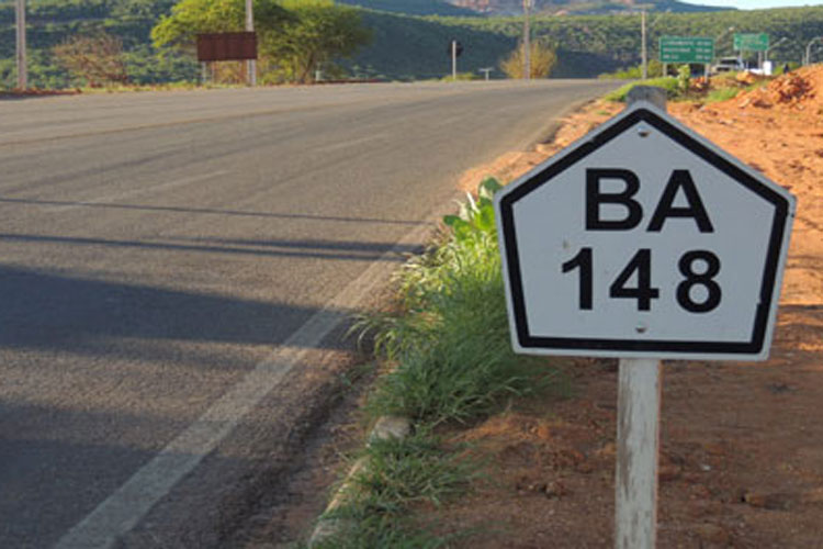 Caminhão cai em ribanceira na BA-148 em Livramento de Nossa Senhora