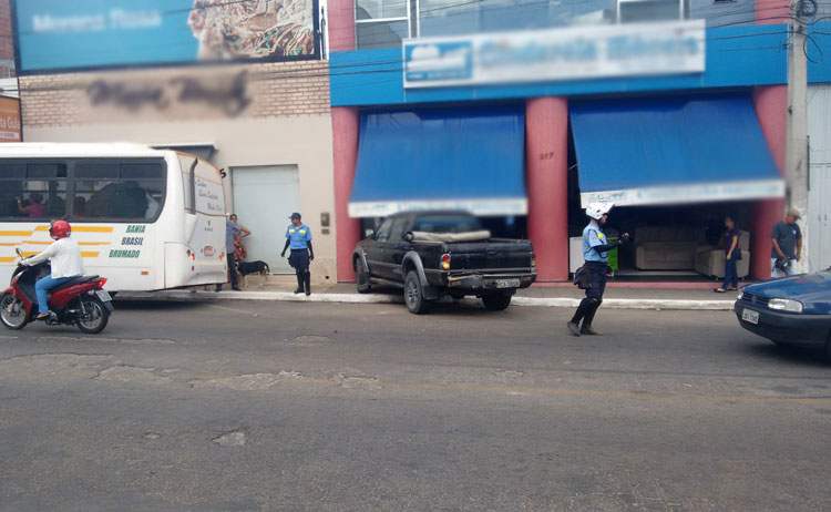 Ônibus empurra picape pra cima de calçada no centro de Brumado