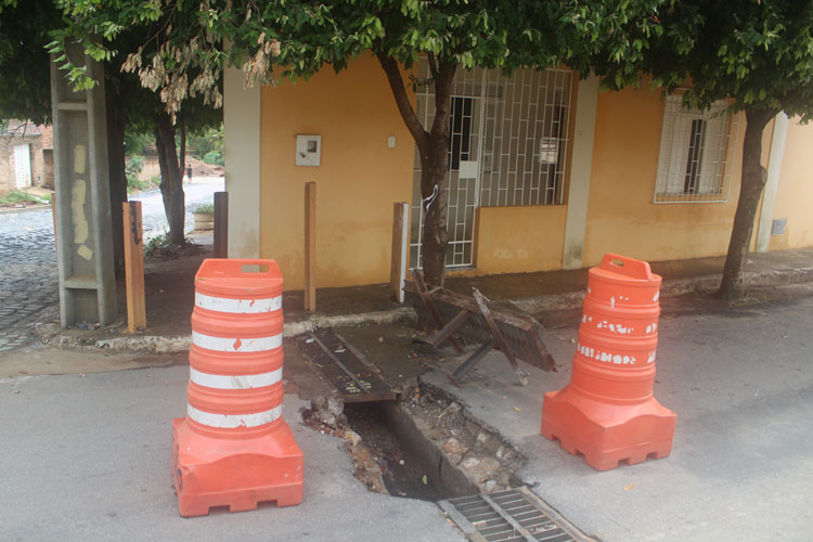 Brumado: Pavimentação rejuntada com areia e bueiro entupido geram transtornos no Olhos D'água