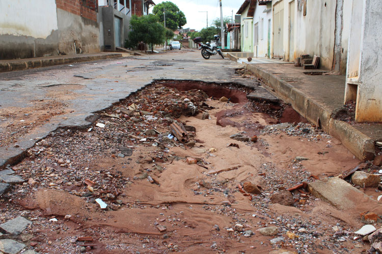 Brumado: Pavimentação rejuntada com areia e bueiro entupido geram transtornos no Olhos D'água