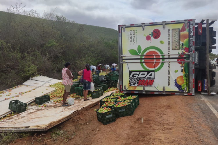 Caminhão carregado com tomate tomba na BA-142 entre Ituaçu e Tanhaçu