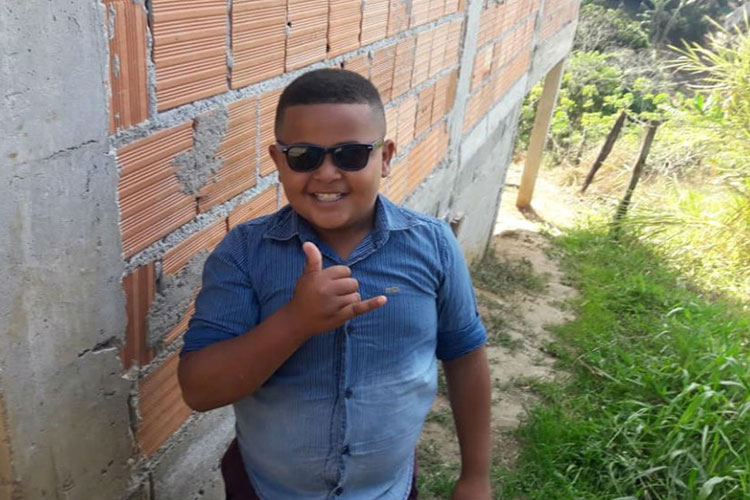 Garoto de 8 anos é baleado no peito em ataque contra o tio e morre no sul da Bahia