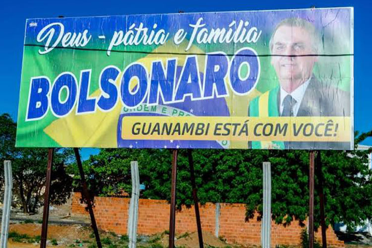 Justiça Eleitoral determina retirada de outdoors de Jair Bolsonaro em Guanambi