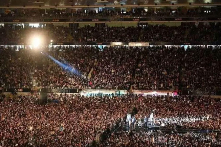 Nova Zelândia realiza primeiro show em estádio desde o começo da pandemia e reúne 50 mil pessoas