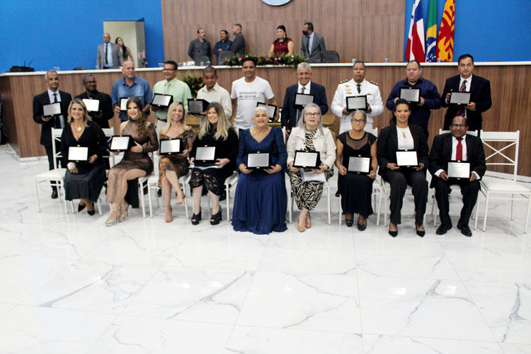 Câmara encerra primeiro semestre com entrega de títulos de cidadãos brumadenses