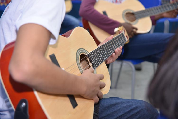 Oficinas musicais são encerradas com apresentação em escola municipal de Brumado