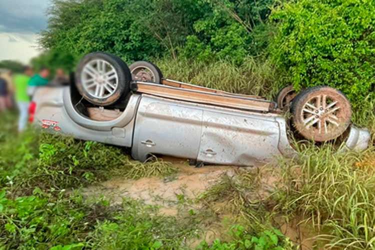 Carro com vice-prefeito de Ituaçu capota na BA-142