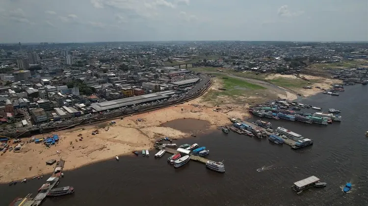 Emergência climática Seca histórica faz rio sumir em Manaus