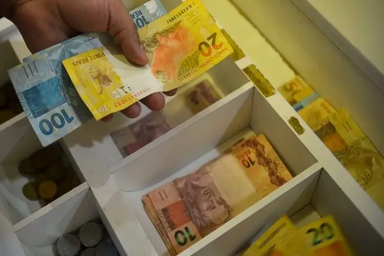 Salário mínimo de R$ 1.412 entra em vigor nesta segunda-feira