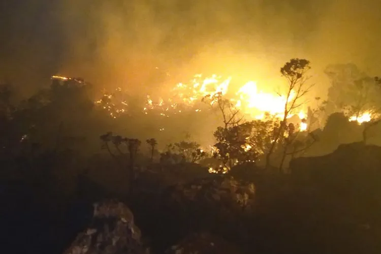 Incêndio de grande proporção atinge área de vegetação em Rio de Contas