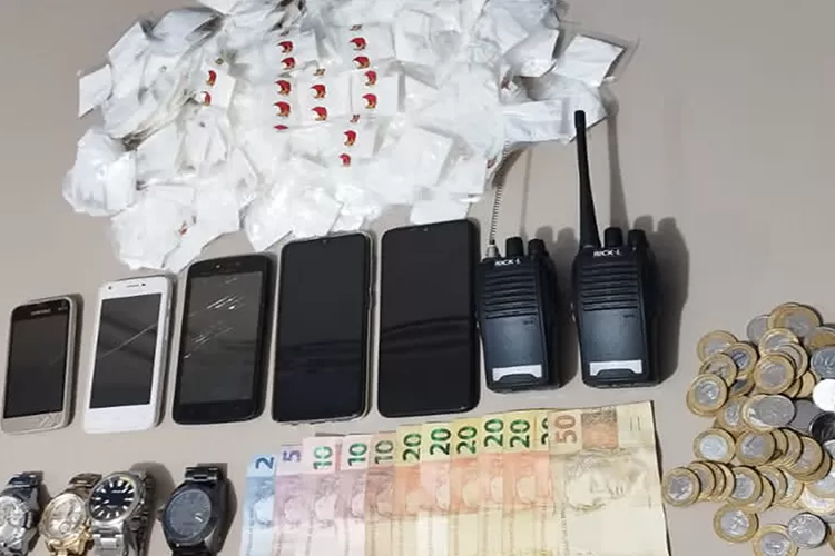 Polícia Militar apreende drogas, dinheiro, celulares e rádios comunicadores em Macaúbas