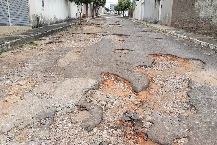 Brumado: 'A prefeitura fez tapa buracos com terra vermelha', reclama moradora