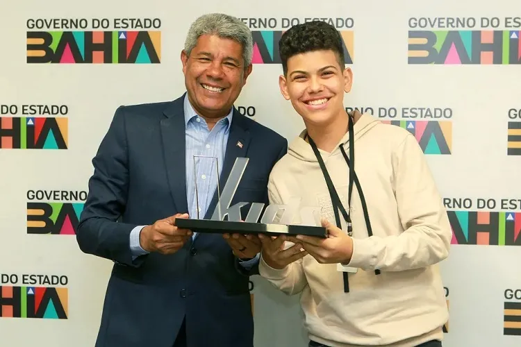 Vencedor do The Voice Brasil Kids é recebido pelo governador da Bahia