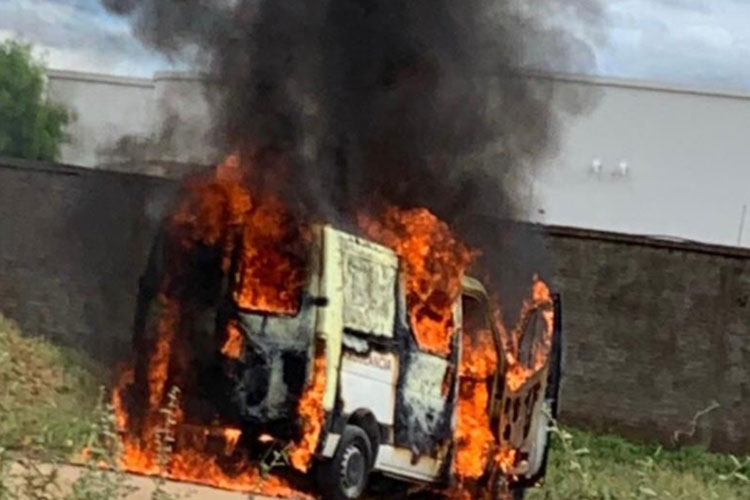 Ambulância de Caetité pega fogo próximo ao Hospital do Rim em Guanambi