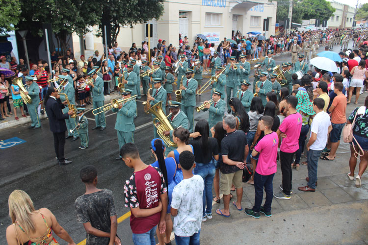 Polícia Militar, Tiro de Guerra, escolas e entidades abrilhantaram desfile de 07 de setembro em Brumado