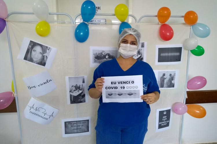 Brumado: Recuperada do coronavírus, enfermeira é homenageada em seu retorno ao Centro Covid-19