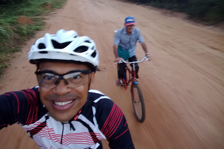 Pedal na Roça: Com 65 anos, seu Antônio pedala 14 km por dia para alimentar suas galinhas