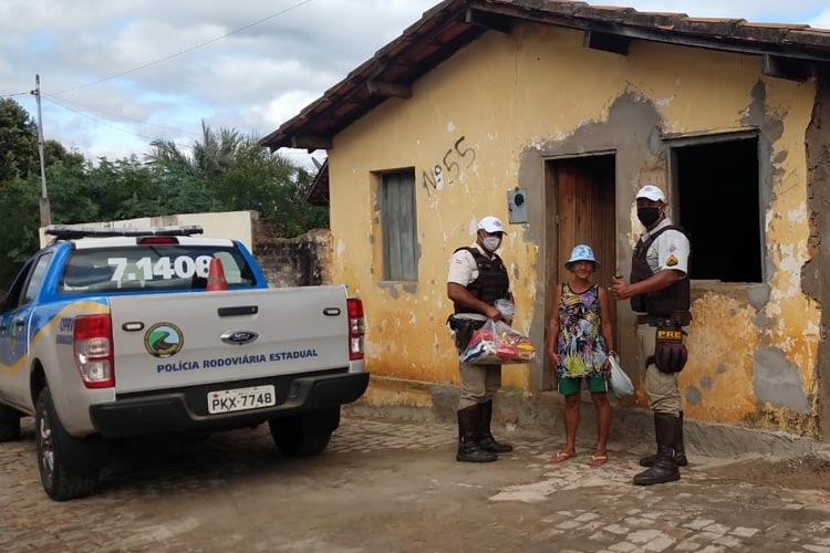 Brumado: Polícia Rodoviária Estadual realiza entrega de mais 30 cestas básicas a comunidades rurais