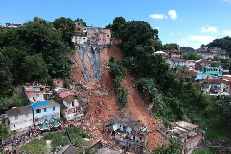 Família retorna para Guajeru após ter casa destruída em deslizamento no Guarujá em São Paulo