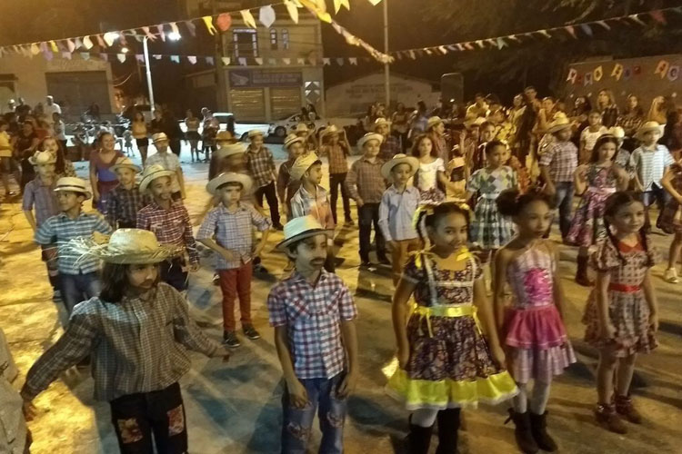 Escola Armida Maria Azevedo realiza festa junina na Praça Donatila Lobo em Brumado