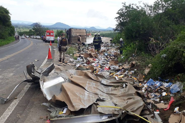 Guanambi: Motorista é encontrado sem vida após carreta carregada de eletrônicos tombar na BR-030