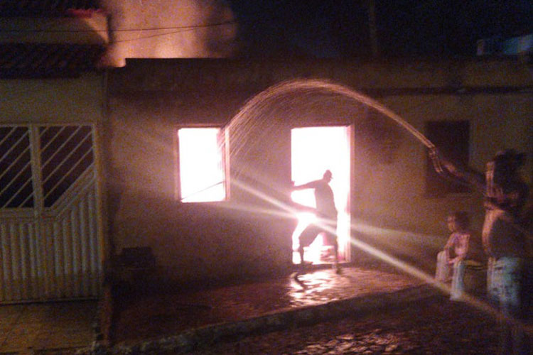 Mulher coloca fogo em sua própria residência na cidade de Caculé