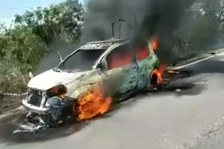 Carro pega fogo na BR-030 em Palmas de Monte Alto e fica completamente destruído
