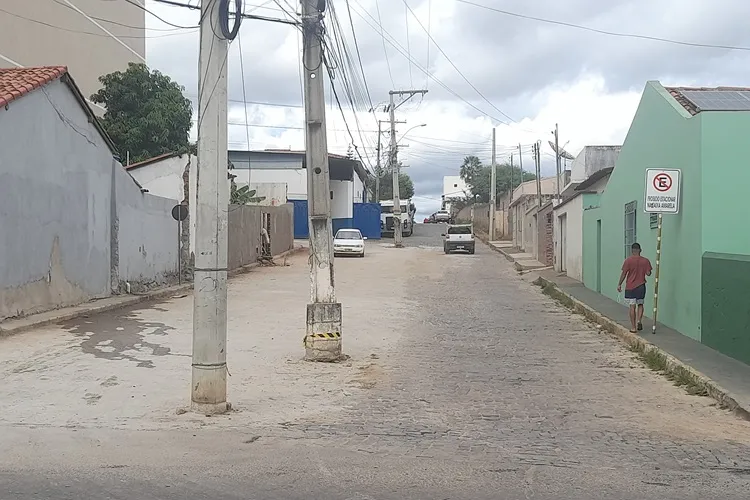 Prefeitura de Brumado desapropria imóveis por R$ 763 mil, alarga via e não deixa calçada
