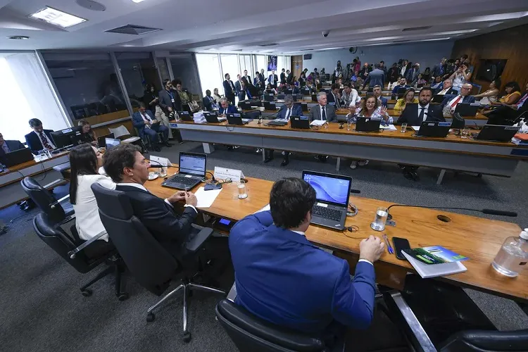 CPI do 8 de janeiro aprova pedido de indiciamento de Jair Bolsonaro e mais 60