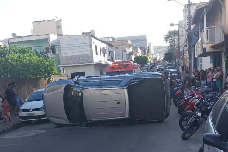 Vídeo: Carro capota, atinge três veículos e interdita avenida no centro de Caetité