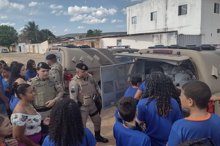 PM e alunos de Escola Municipal realizam entrega de brinquedos e alimentos em Ituaçu