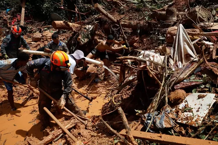 Resgatado na lama, menino de 2 anos perde a família em São Sebastião