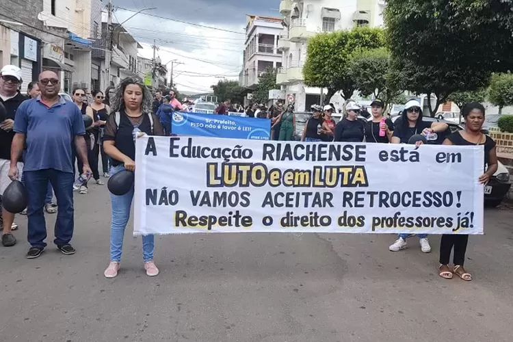 Professores em protesto contra corte salarial podem deflagrar greve em Riacho de Santana