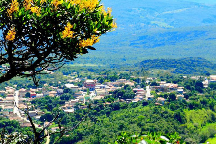 Surto de Covid-19 faz cidade de Minas Gerais se trancar e decretar emergência