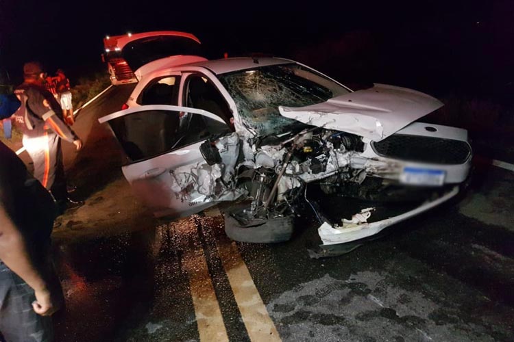 Carro colide com veículo da secretaria de saúde de Riacho de Santana e provoca morte de idoso na BR-030
