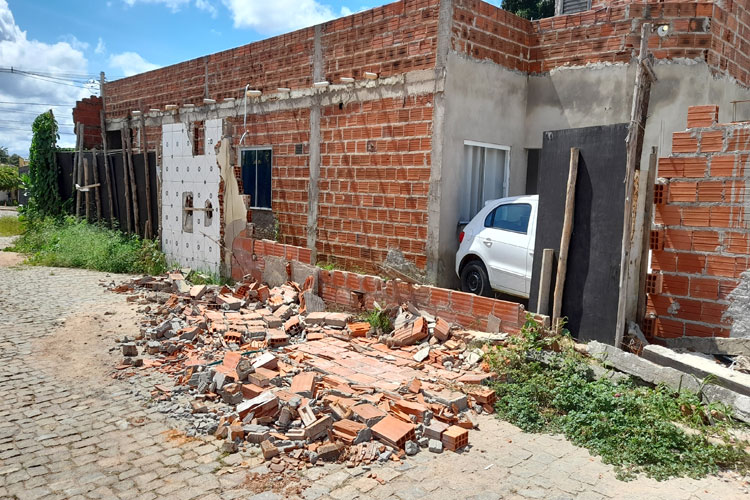 Brumado: Há 2 anos, moradores esperam prefeitura reconstruir muro de residência no São José