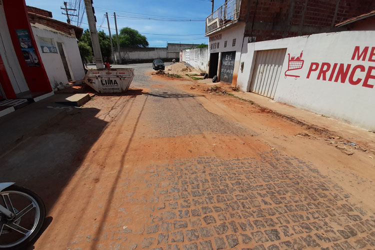 Brumado: Acesso ao Centro Covid-19 foi liberado após moradores consertarem esgoto estourado