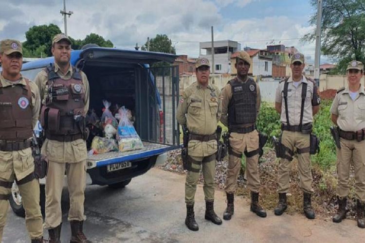 Polícia Militar distribui alimentos e produtos de higiene para famílias carentes em Brumado