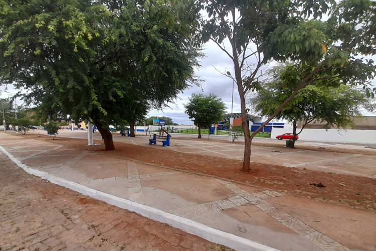 Brumado: Portaria da prefeitura proíbe barracas ambulantes na praça em frente à policlínica regional de saúde